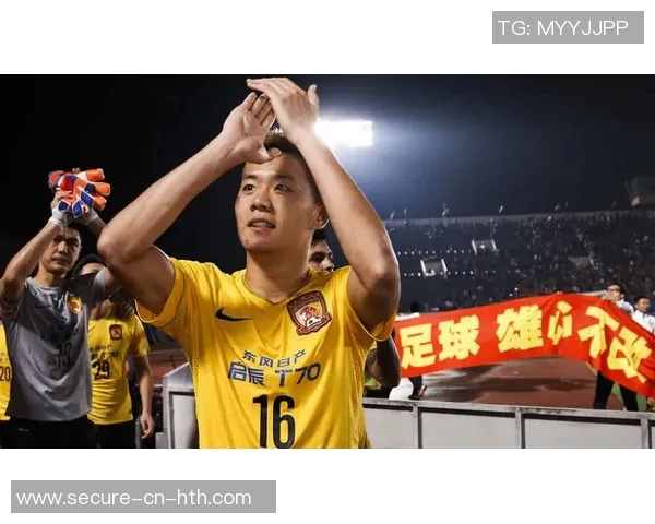 足球赛场上时光荏苒瞬息万变激情与汗水交织成永恒回忆