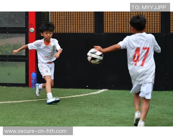 阳光下踢足球的男生背影展现青春活力与梦想追逐的动人瞬间